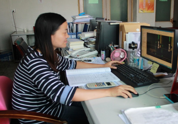 第三党支部书记张苗在工作中