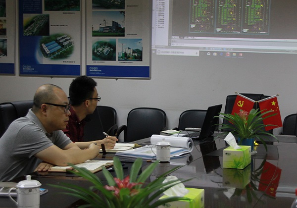 总建筑师杨展（左一）